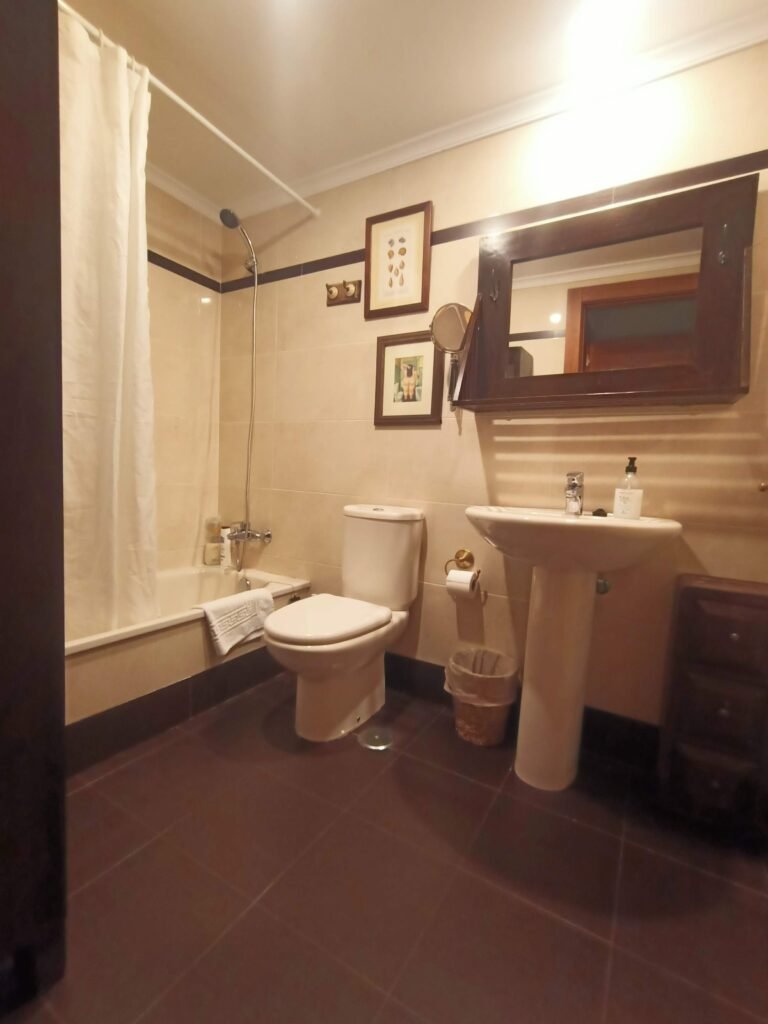 Baño completo de apartamento Babilonia en Llanes